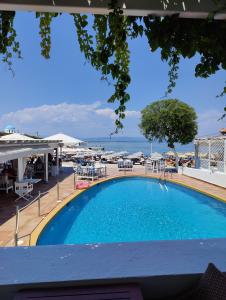 Oasis Beach Hotel & Spa