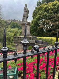 Princes Street Gardens & Scott Monument 23